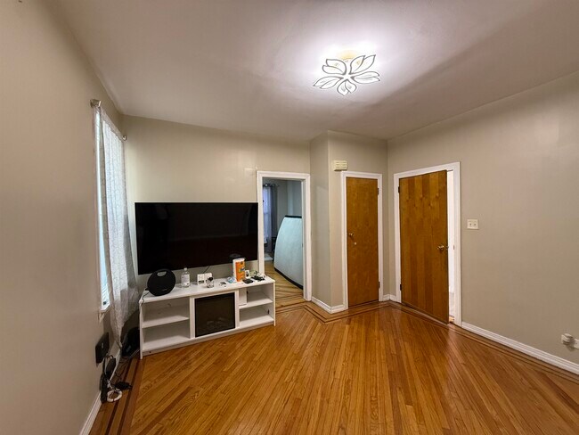 Building Photo - 360 Ege Ave