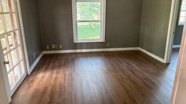 Building Photo - Small House in Country Setting