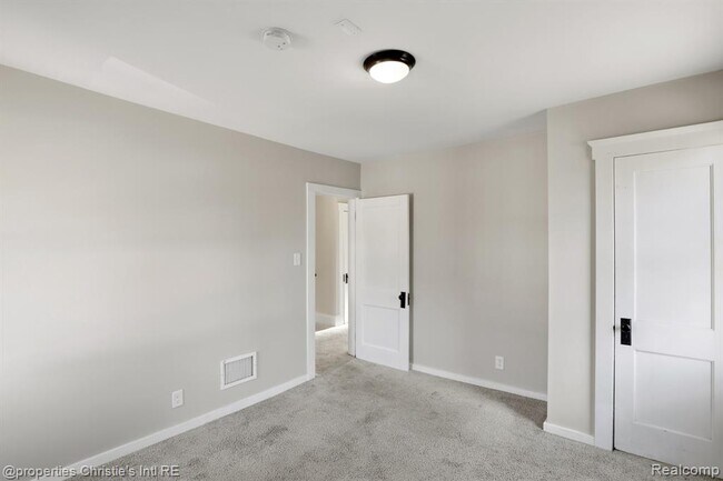 Building Photo - 1953 Brighton St