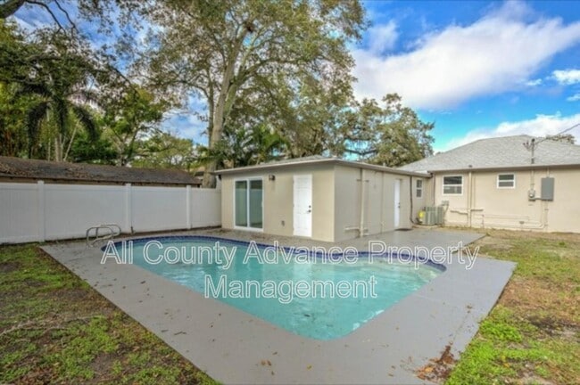 Building Photo - 425 Orangewood Dr