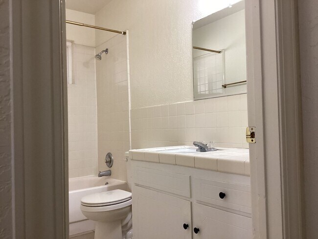 Building Photo - 4424-4426 E Dakota Ave