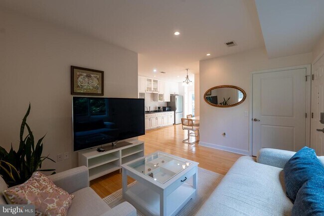 Building Photo - 4614 ROXBURY Dr