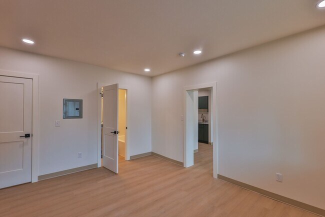 Building Photo - 551 Elm St
