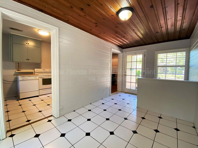 Building Photo - 256 E Crystal Lake St