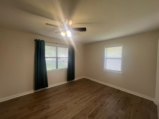 Building Photo - 375 Sherwood Forest Blvd