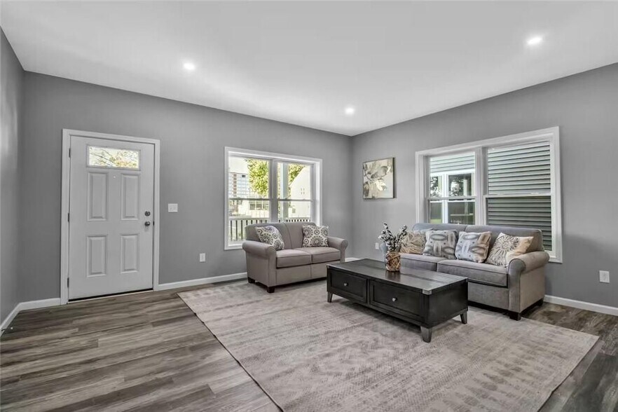 Building Photo - 140 Seymour, Lower St