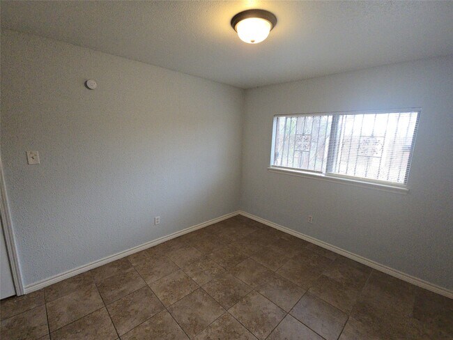 Building Photo - 13806 Long Glen Dr