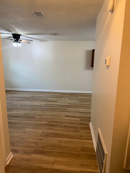 Building Photo - 706 Shady Ln Dr