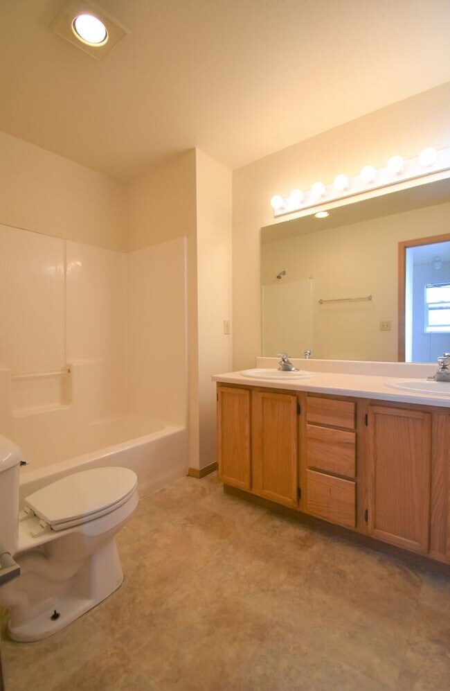 Building Photo - Townhouse-style End unit 3BD, 1.5 BA