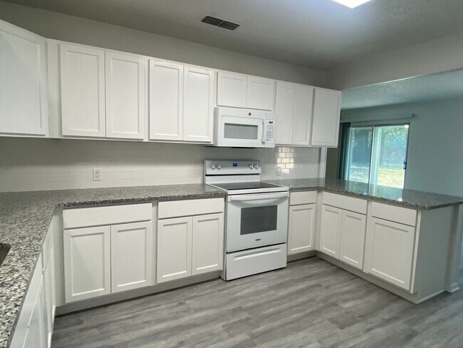 Building Photo - 3 BEDROOM, NEAR BELTON HIGH SCHOOL