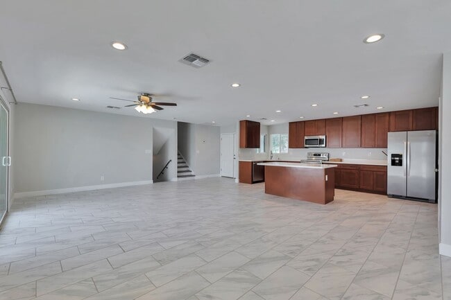 Building Photo - Exceptional 6-Bedroom Home with Pool Near ASU Campus