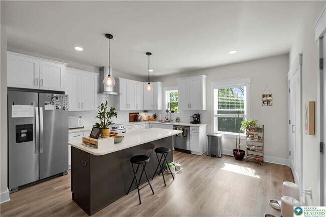 Building Photo - 221 Craig Ave