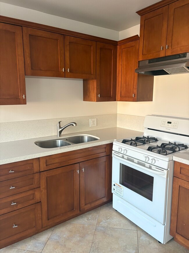 Building Photo - 414 E Elk Ave