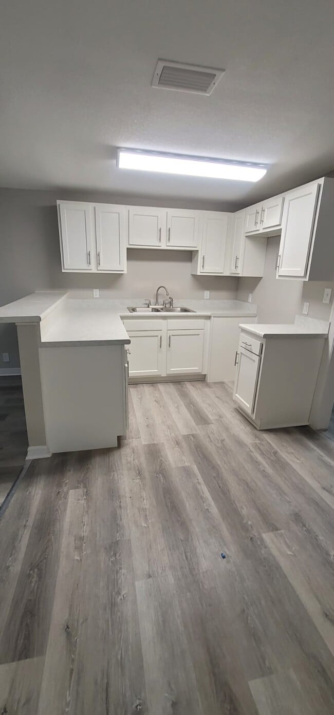 Building Photo - 1550 W 32nd St