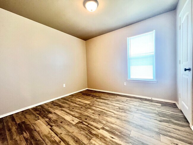 Building Photo - Modern, newer build, large backyard!