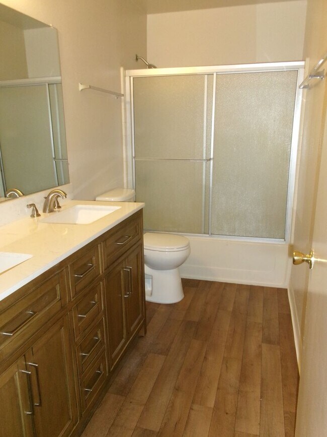 Building Photo - 9404