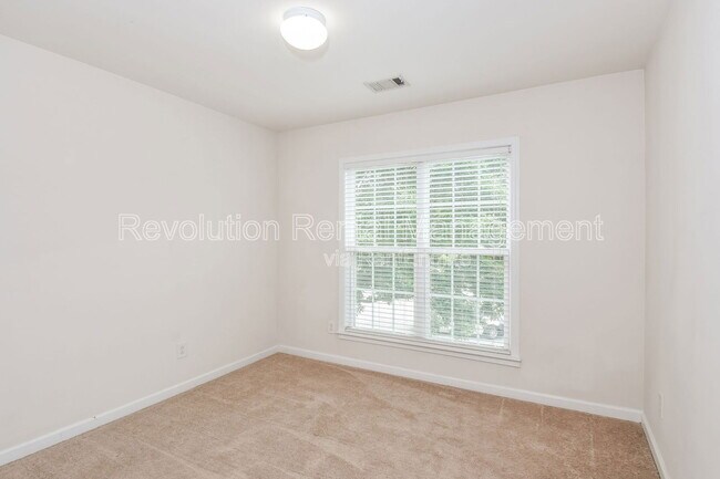 Building Photo - 233 Sumac Tr