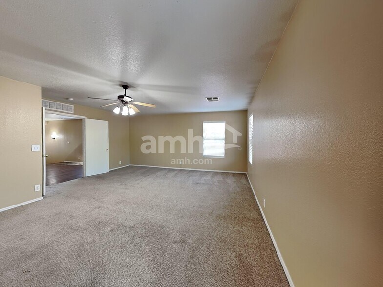 Building Photo - 1425 N Thunderbird Ave
