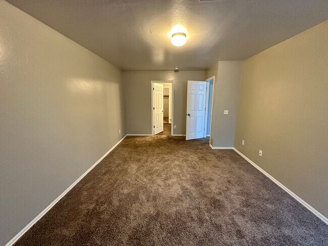 Building Photo - 3 bed 2 bath in Mustang- Move in Special!