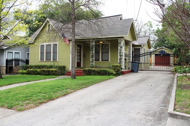 Building Photo - QUINTESSENTIAL ALAMO HEIGHTS COTTAGE
