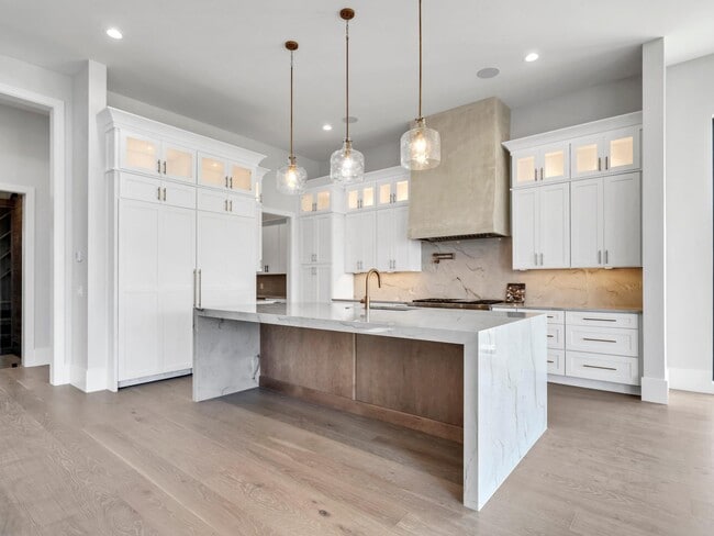 Building Photo - 330 Kelly Plantation Dr