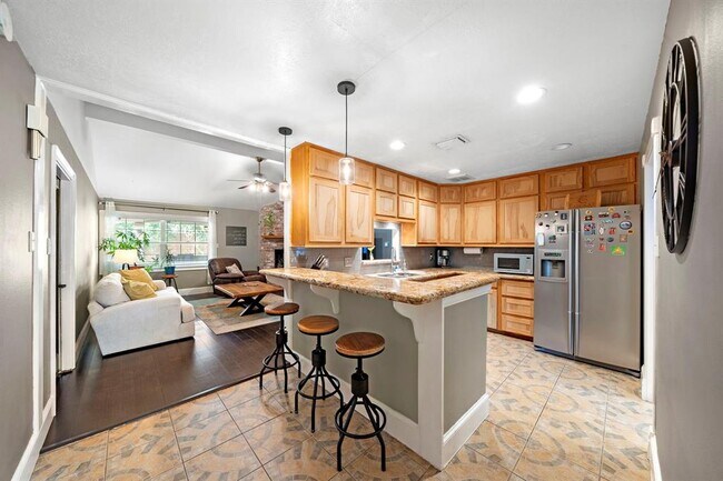 Building Photo - 21314 4 Oaks Dr