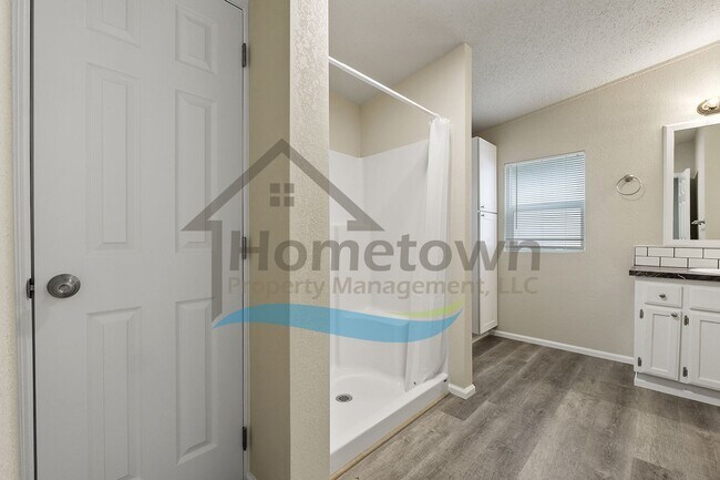 Building Photo - 3 Bedroom 2 Bathroom Home with Off-Street Parking Available in Sagle, Idaho!