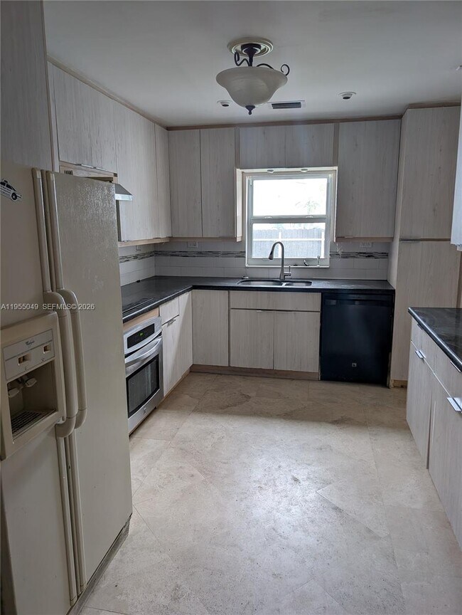 Building Photo - 1900 NE 186th St