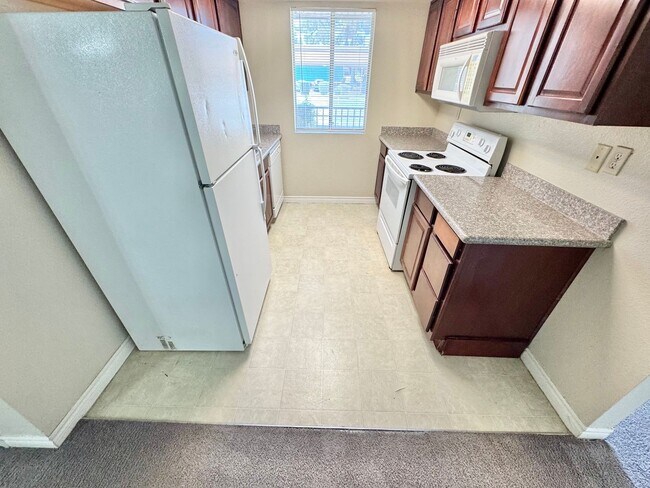 Building Photo - **SUMMER SPECIAL--$500 OFF FIRST MONTHS RENT!!***  WONDERFULLY AMAZING 1-BEDROOM CONDO WHERE MODE...