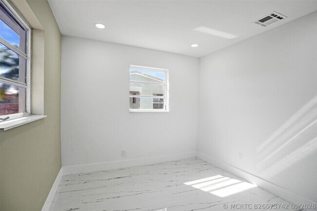 Building Photo - 1437 SW 1st Ave