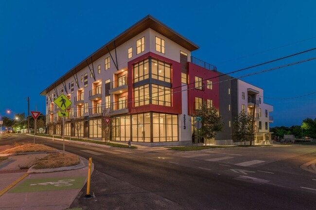Building Photo - 2213 Poquito St