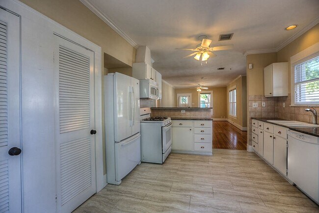 Building Photo - 1119 Jerome St