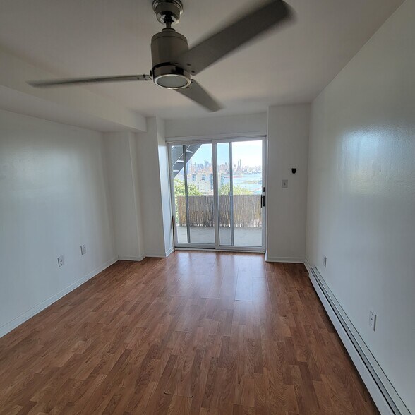Building Photo - 1306 Manhattan Ave