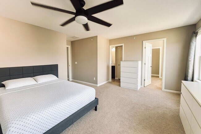 Building Photo - Updated 4bed/3bath Townhome in Prime Maple...
