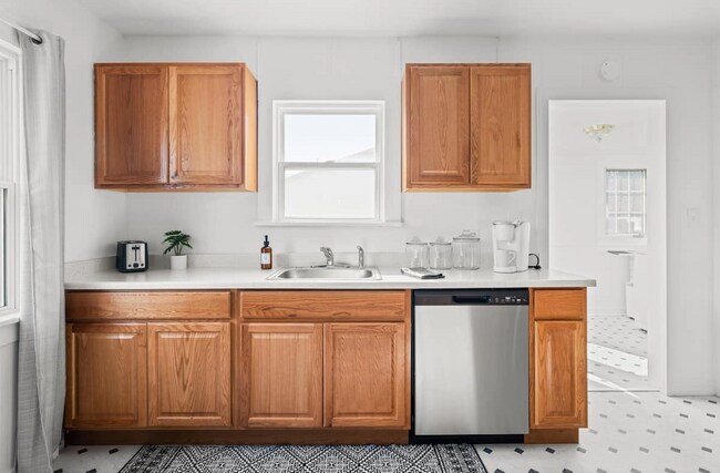 Building Photo - 1905 5th St S