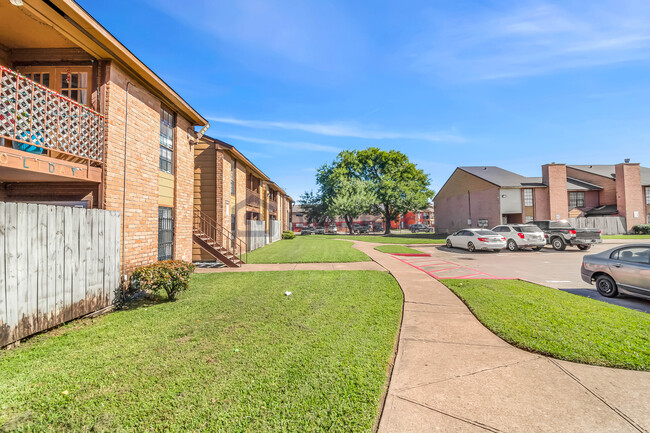 Building Photo - 9090 S Braeswood Blvd