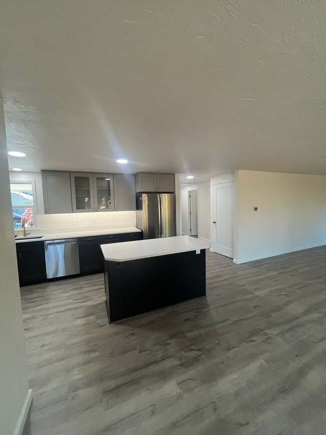 Building Photo - Virtually brand-new home in Eugene!!