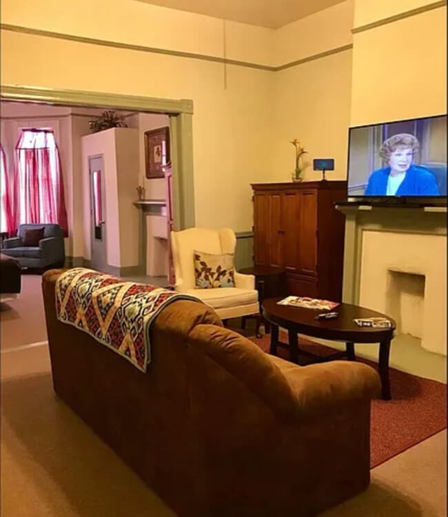 Building Photo - 320 W Hall St