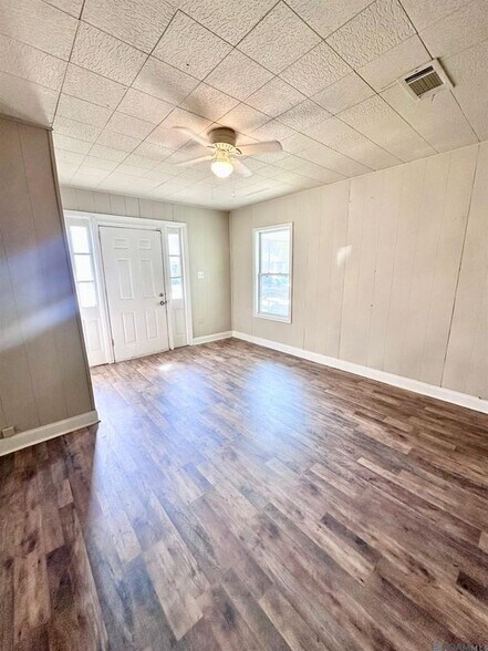 Building Photo - 3835 Sherwood St