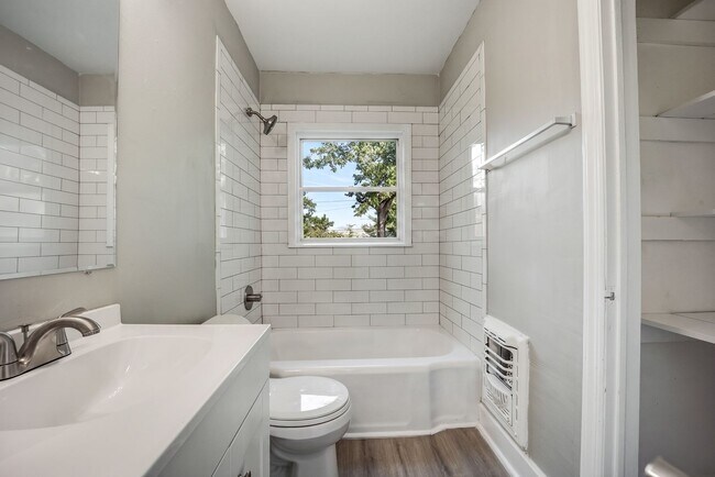 Building Photo - Freshly Updated 3 Bedroom House