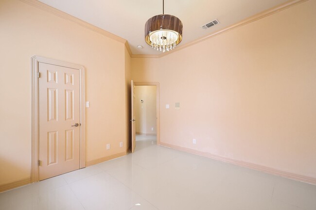 Building Photo - 3 Bedroom/2 Bath Stone Oak Subdivision