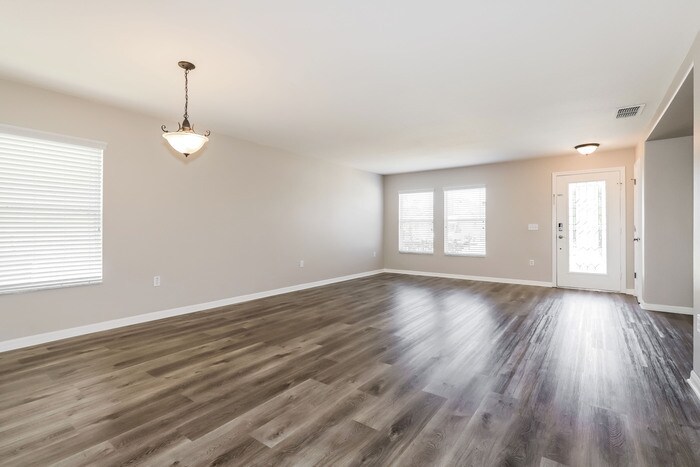 Building Photo - 3044 Park Ridge Ave