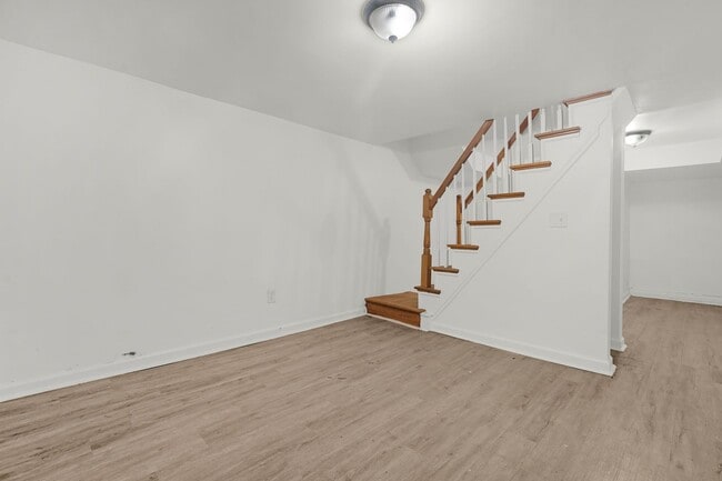 Building Photo - 2 Bedroom End Unit Accepting Voucher and Market Tenants