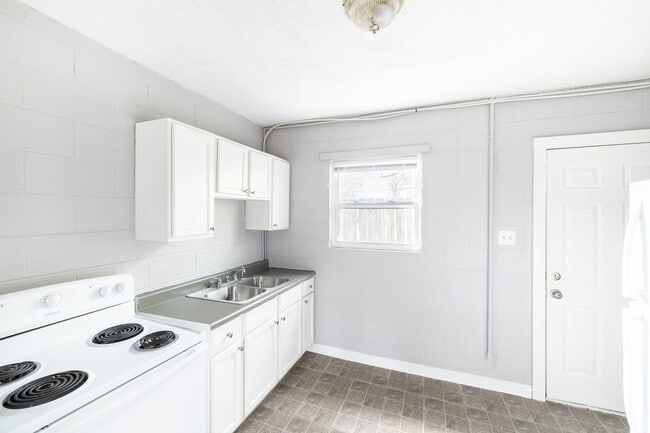 Building Photo - 1 Bed, 1 Bath Pet-Friendly Apartment with Shared Yard