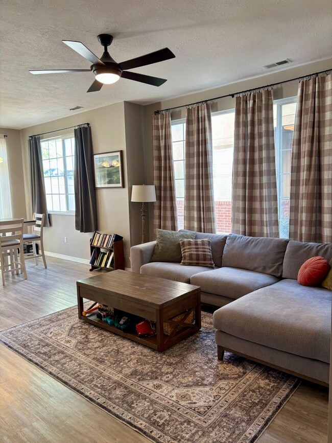 Building Photo - GORGEOUS Townhome!!!