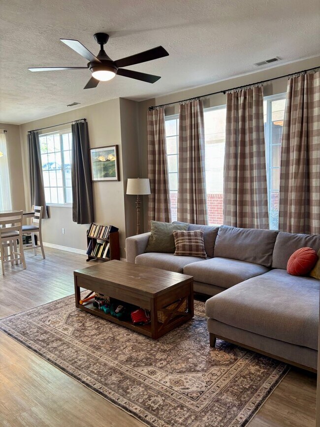 Building Photo - MOVE IN SPECIAL!!! GORGEOUS Townhome!!!