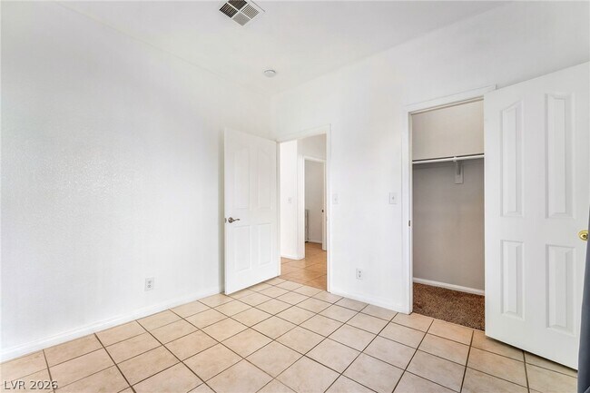 Building Photo - 1354 Silver Knoll Ave