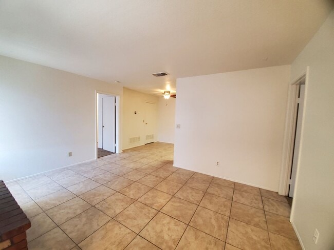 Building Photo - Shadow Mountain 2 Bedroom 2 Bath Single-Level Townhome with Fireplace & Pool