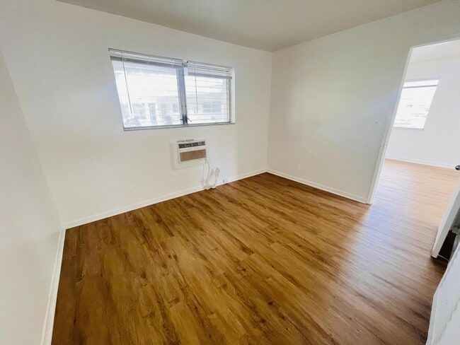 Building Photo - 1241 W River Dr