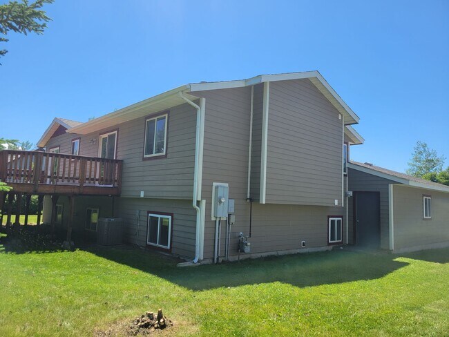 Building Photo - 4 bedroom 2 bath home in Bozeman with double attached garage